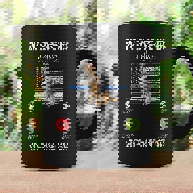 Mon Partenaire Appelle Et Je Dois Aller À Lunité K-9 Thin Blue Line Tasse Idées cadeaux