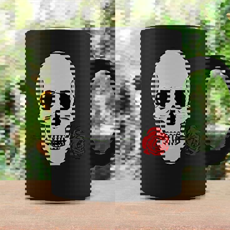Skull Holding Red Rose For Women Tazze Ideas de regalos