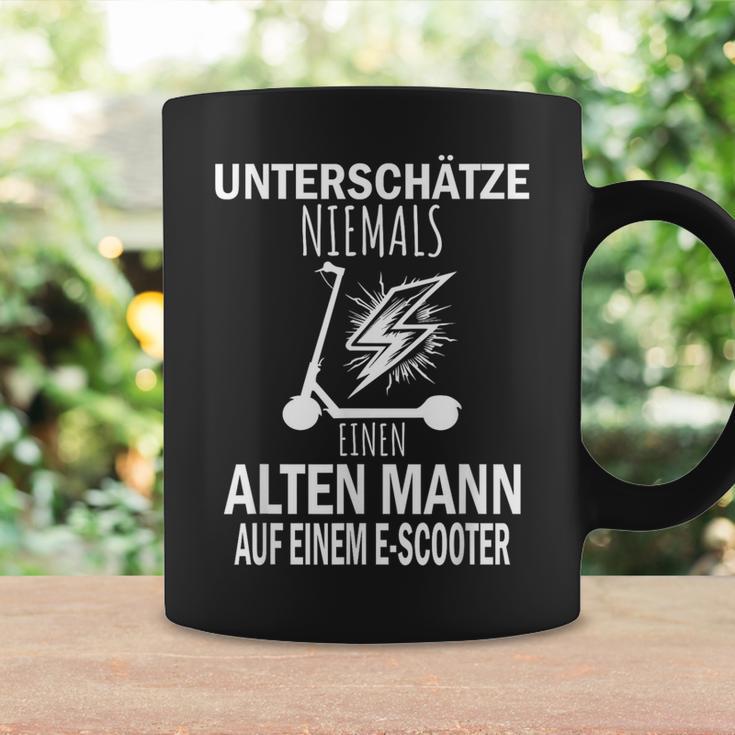 Unterschätze Niemals Einen Alten Mann Auf Einem E-Scooter Tassen Geschenkideen