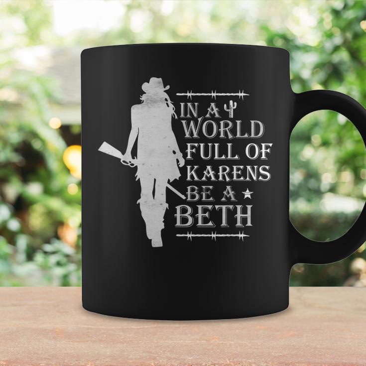 In A World Full Of Karens Be A Beth Tassen Geschenkideen