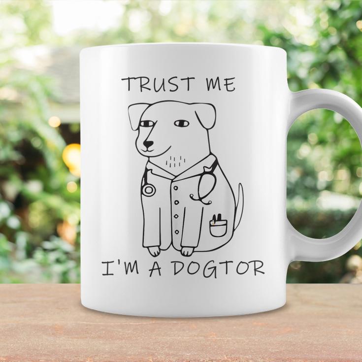 Vertrau Mir Ich Bin Ein Dogtor Tassen Geschenkideen