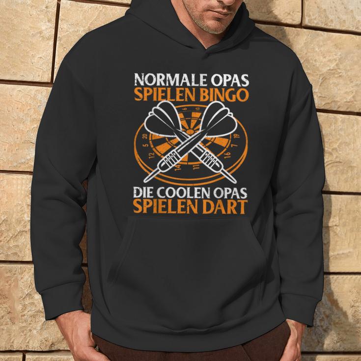 With Die Coolen Grandpas Spielen Dart Grandpa Dart Player Kapuzenpullover Lebensstil