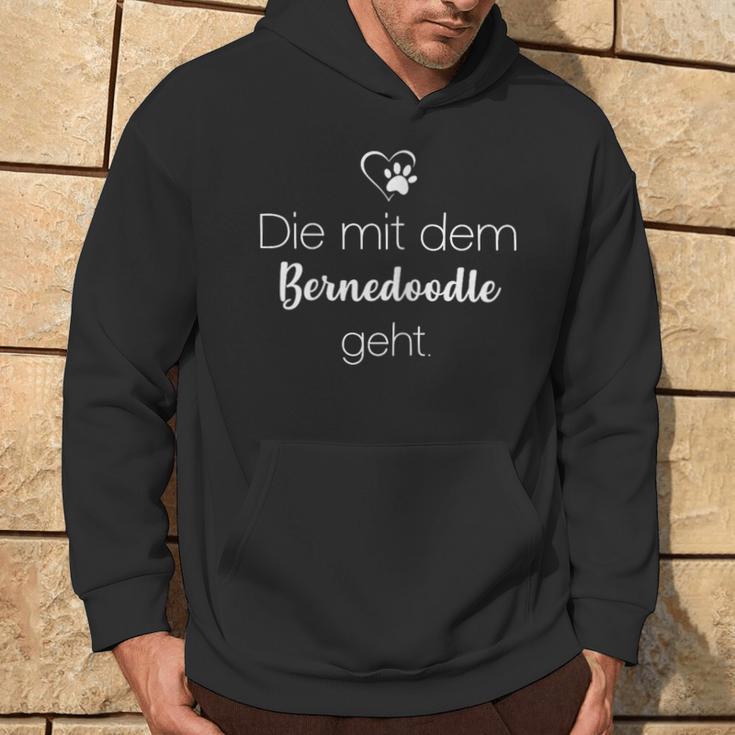 Die Mit Dem Bernedoodle Geht Kapuzenpullover Lebensstil