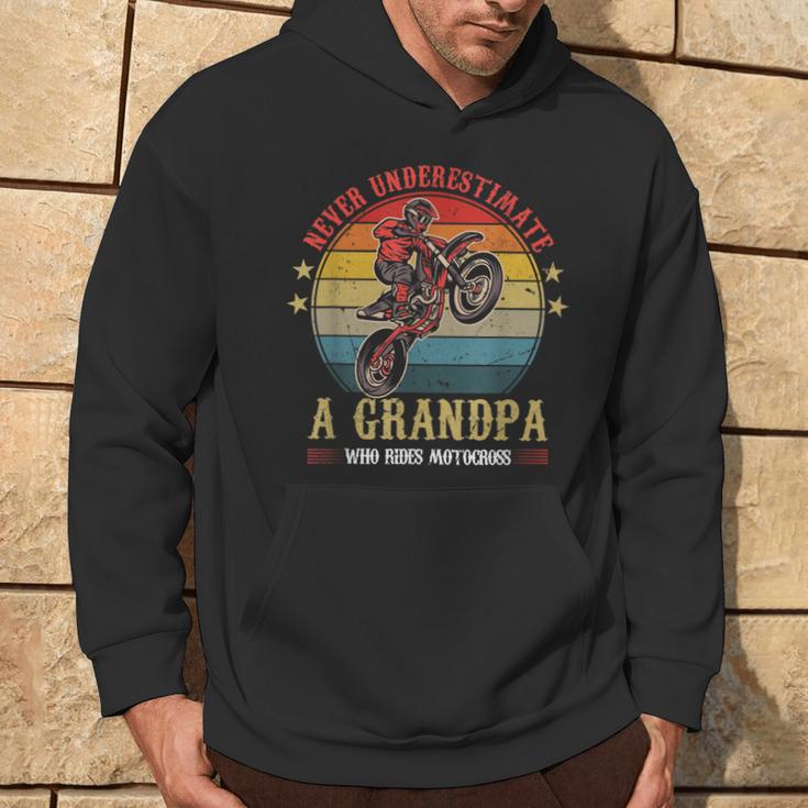 Dirt Bike Never Underestimate A Opa Der Motocross Fahren Kapuzenpullover Lebensstil