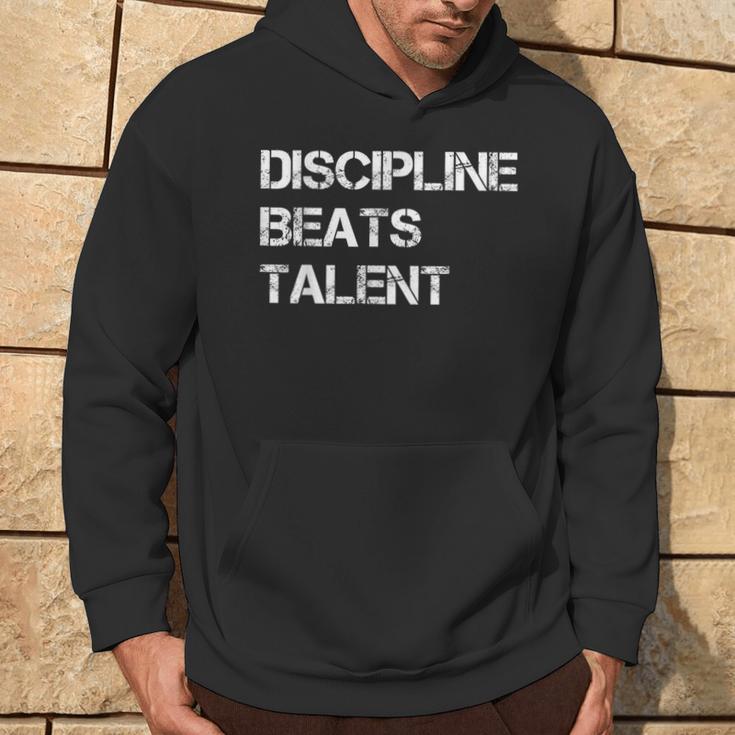 Discipline Beats Talent Kapuzenpullover Lebensstil