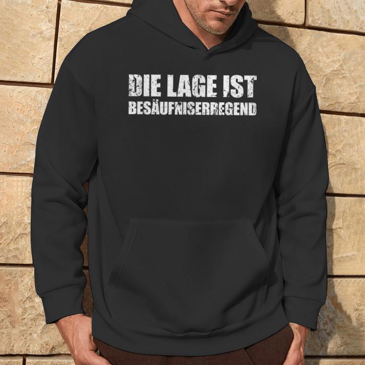 With Sayings Die Lage Ist Besaufniserregend Kapuzenpullover Lebensstil