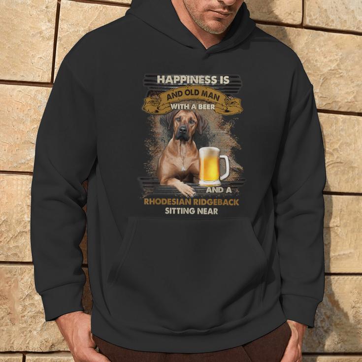 Glück Ist Ein Alter Mann Mit Einer Bier Rhodesian Ridgeback Kapuzenpullover Lebensstil