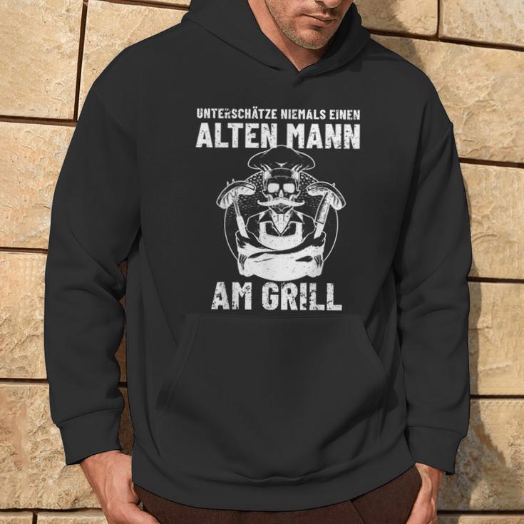 Grillen Unterschatze Niemal Ein Alten Mann Mit Grill S Kapuzenpullover Lebensstil