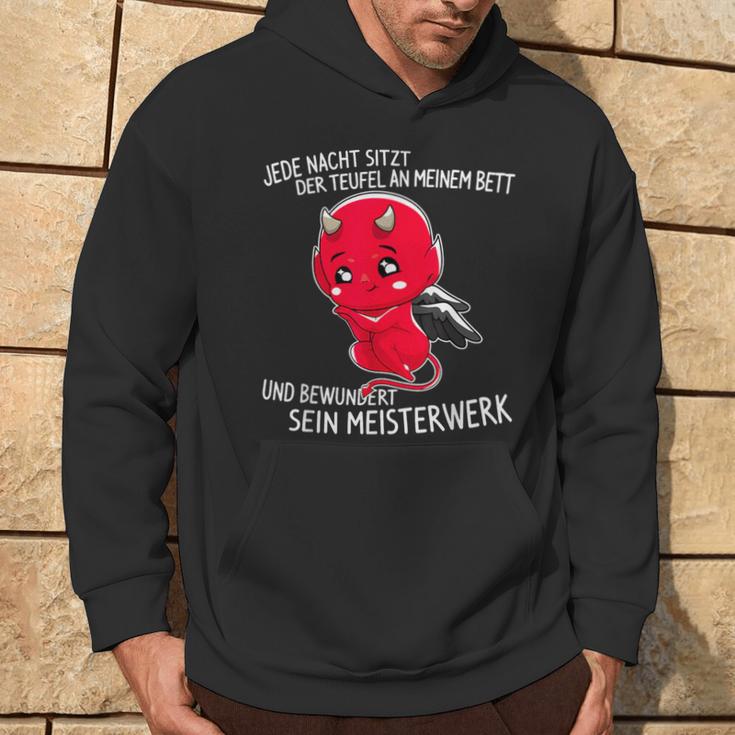 Jede Nacht Sitzt Der Teufel An Meinem Bett Slogan Kapuzenpullover Lebensstil