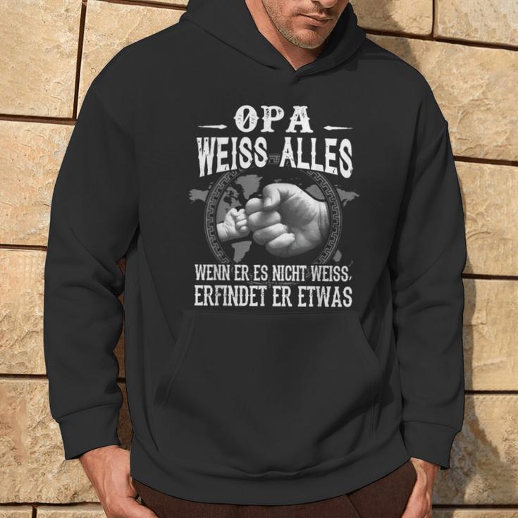 Opa Weiss Alles Wenn Er Es Nicht Weiss Erfindet Er Etwas Kapuzenpullover Lebensstil