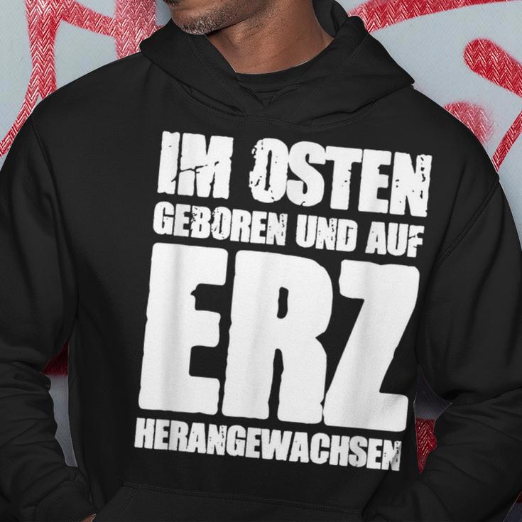 Ddr Ossi Erzgebirge Im Osten Geboren Auf Erz Heranwursen In East Kapuzenpullover Lustige Geschenke