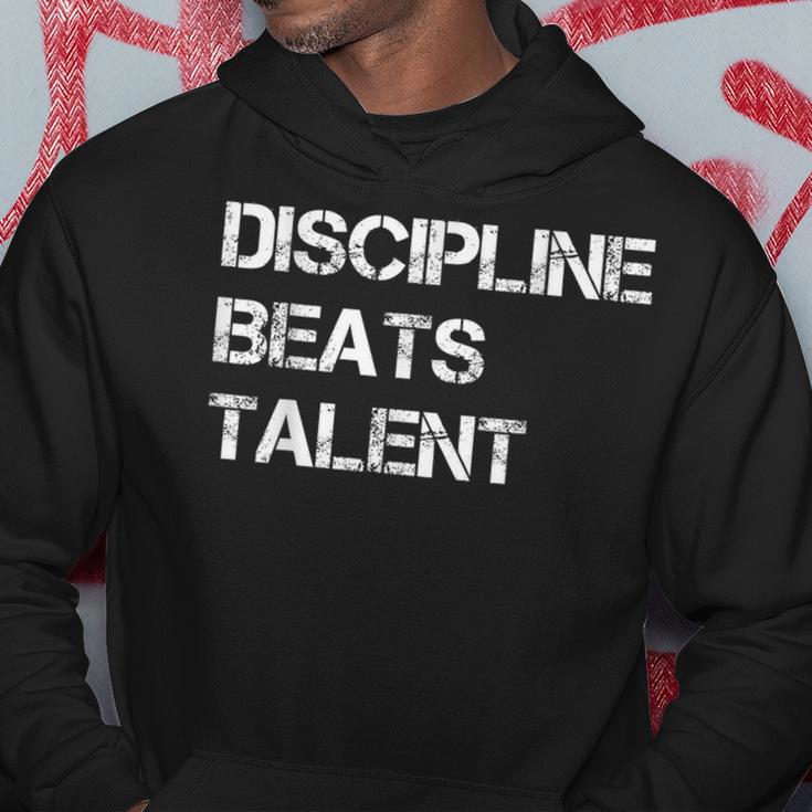 Discipline Beats Talent Kapuzenpullover Lustige Geschenke