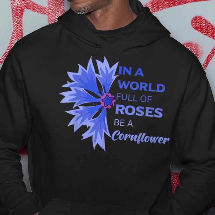 In Einer Weltoller Roses Sei Ein Kornblume In A World Full S Kapuzenpullover Lustige Geschenke