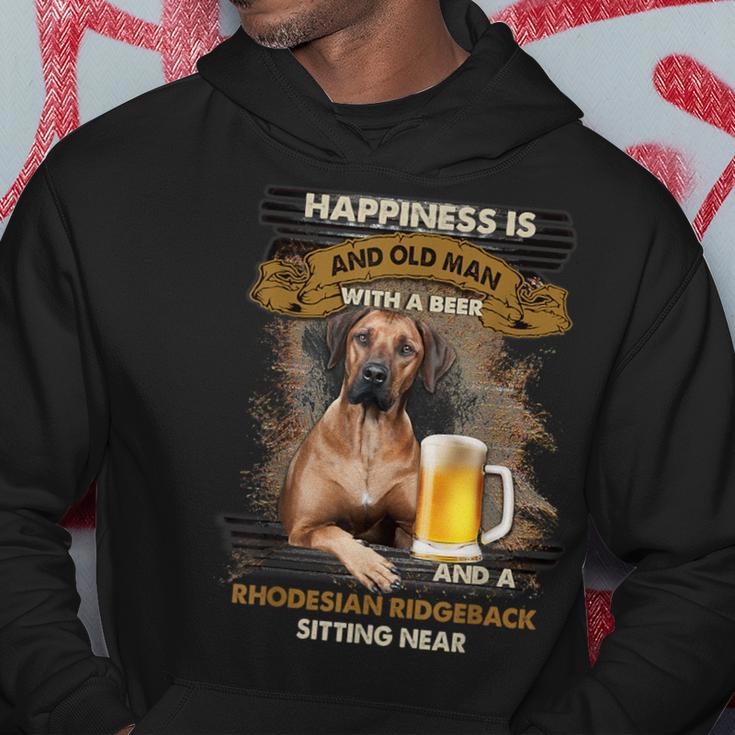 Glück Ist Ein Alter Mann Mit Einer Bier Rhodesian Ridgeback Kapuzenpullover Lustige Geschenke