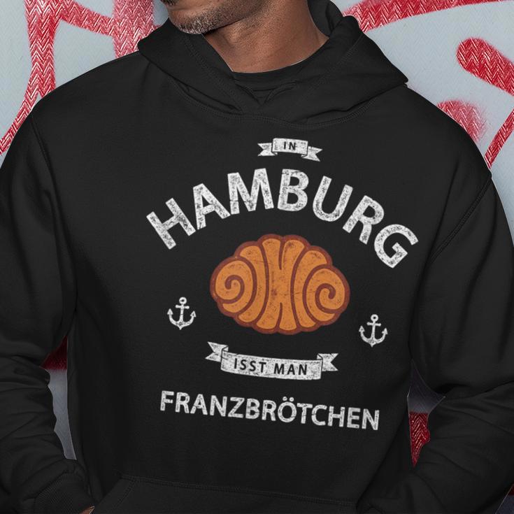 In Hamburg Isst Man Franzbrötchen Nordlicht Idea Kapuzenpullover Lustige Geschenke