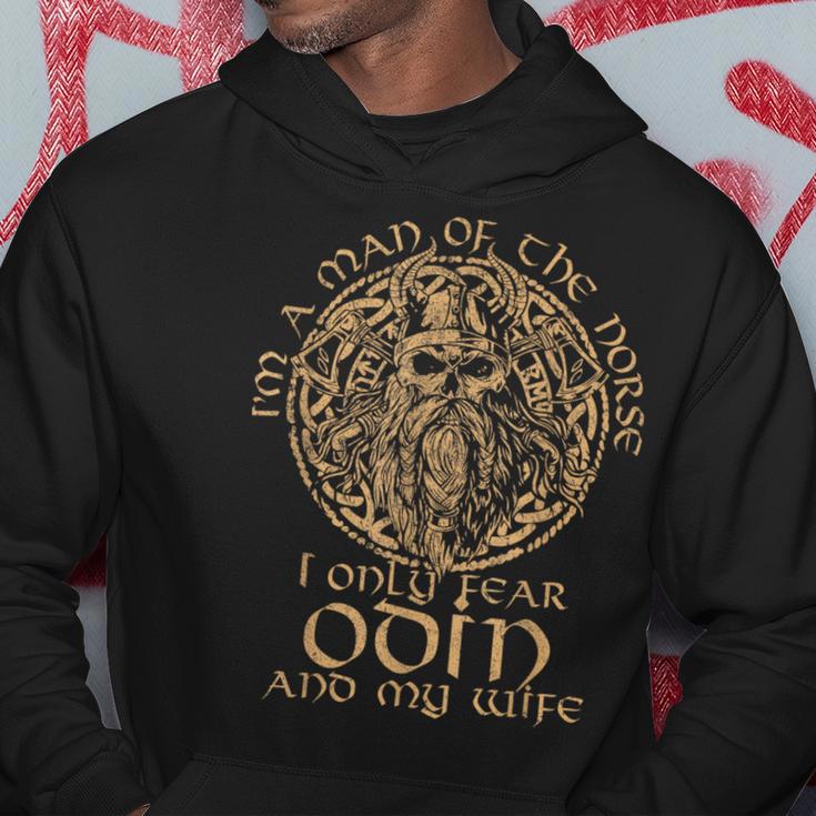 Ich Bin Ein Nordischer Mann Ich Fürchte Nur Odin Und Meine Frau Kapuzenpullover Lustige Geschenke