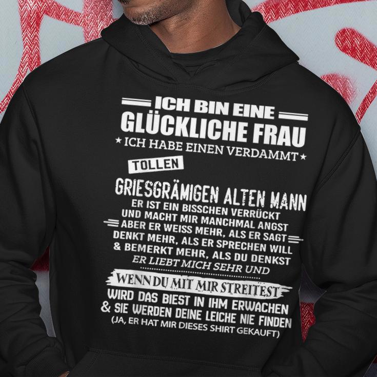 Ich Bin Eine Glückliche Frau Ich Habe Einenerdammt Tollen Kapuzenpullover Lustige Geschenke