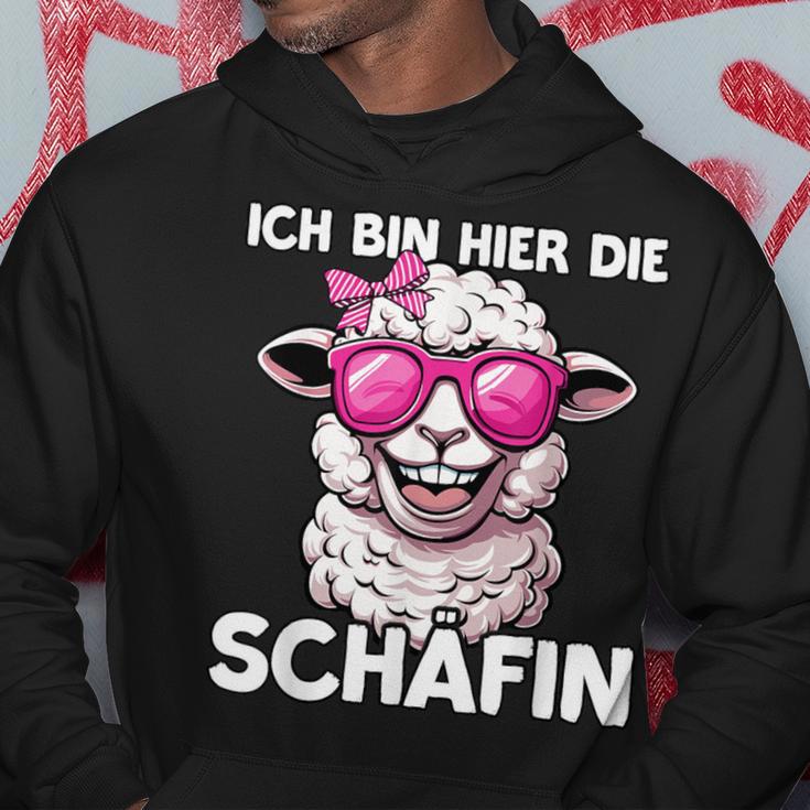 Ich Bin Hier Die Schäffin Kapuzenpullover Lustige Geschenke