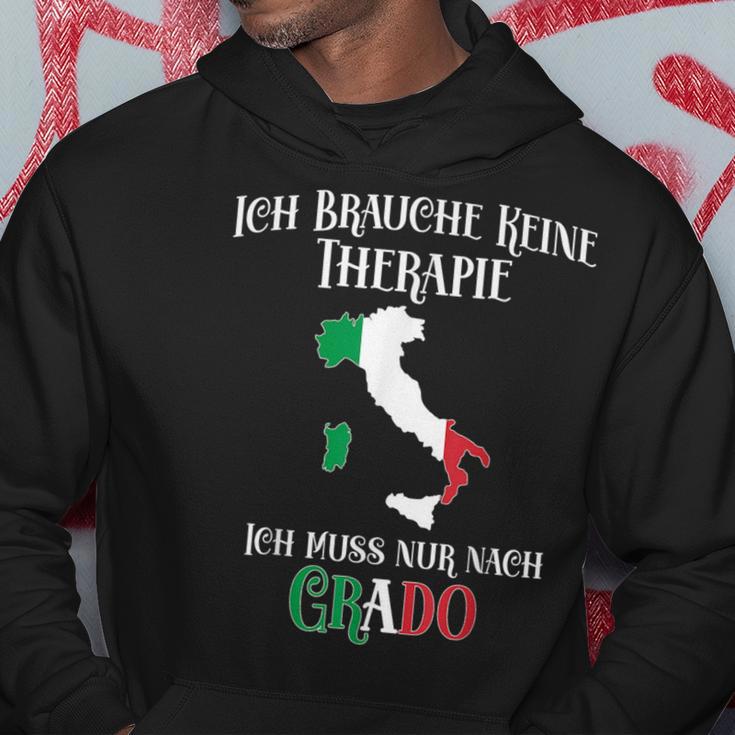 Ich Brauche Keine Therapie Ich Muss Nur Nach Grado Ich Brauche Kapuzenpullover Lustige Geschenke