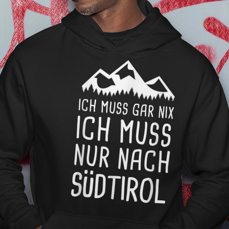 Ich Muss Gar Nix Ich Muss Nur Nach Südtirol Italy Kapuzenpullover Lustige Geschenke