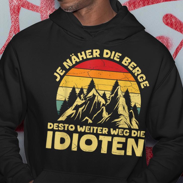 Je Näher Die Berge Desto Weiter Weg Idioten Berglandschaft Kapuzenpullover Lustige Geschenke