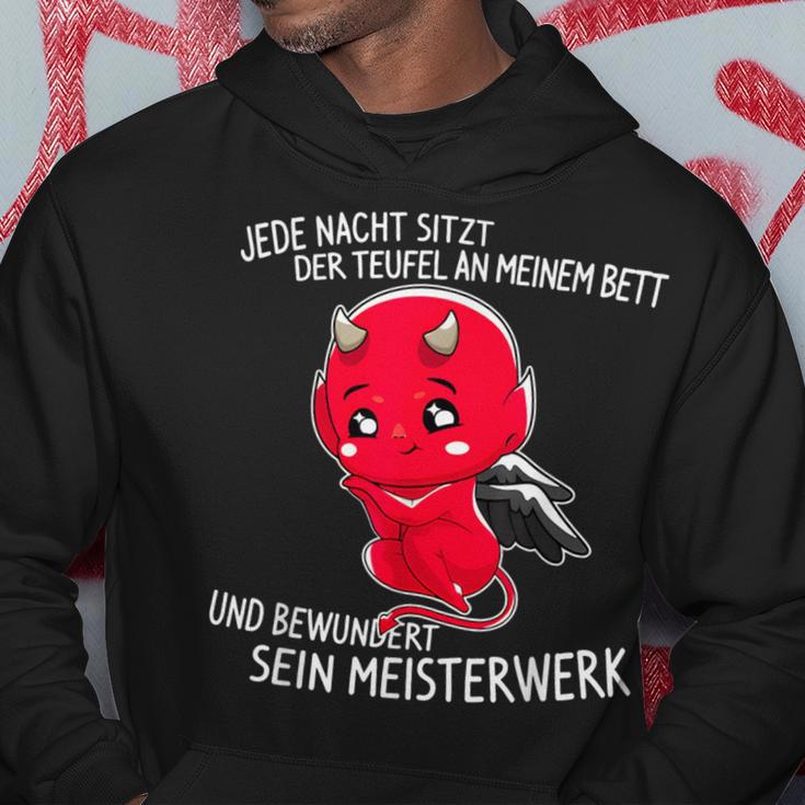 Jede Nacht Sitzt Der Teufel An Meinem Bett Slogan Kapuzenpullover Lustige Geschenke