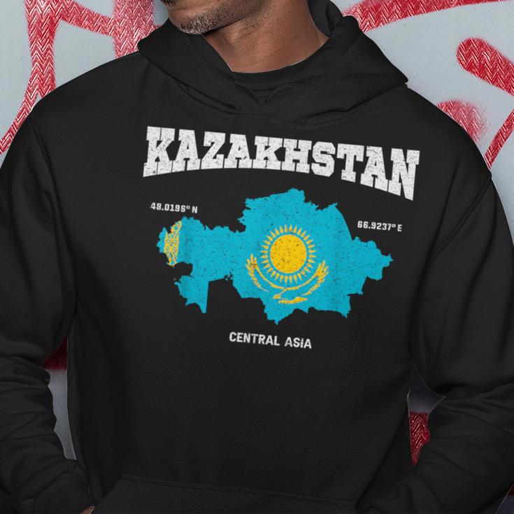 Kazakh Flag And Map Kazakhstan Coordinates Kapuzenpullover Lustige Geschenke