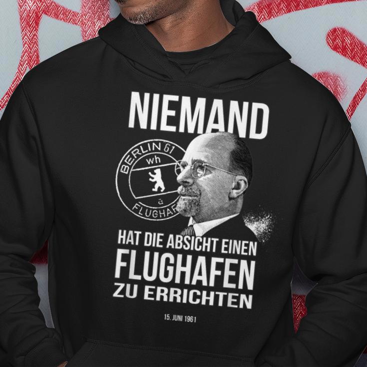 Niemand Hat Die Absicht Einen Flughafen Berlin Kapuzenpullover Lustige Geschenke