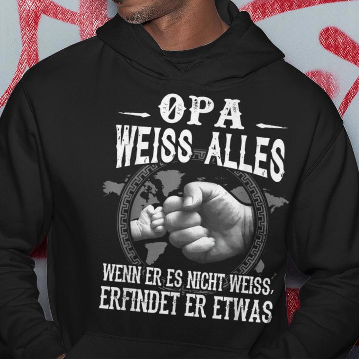 Opa Weiss Alles Wenn Er Es Nicht Weiss Erfindet Er Etwas Kapuzenpullover Lustige Geschenke