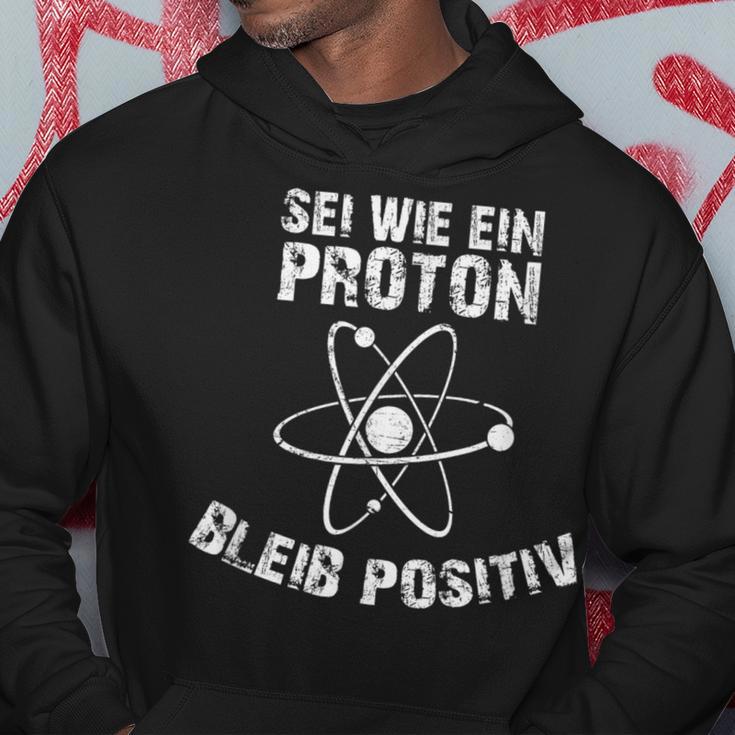 Sei Wie Ein Proton Bleib Positiv Electrics Physics Kapuzenpullover Lustige Geschenke