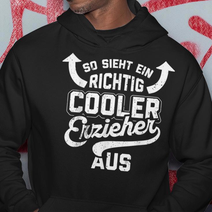 With So Ssieht Ein Richtig Cooler Erzieher Aus Educator German Text So Ssieht E Kapuzenpullover Lustige Geschenke