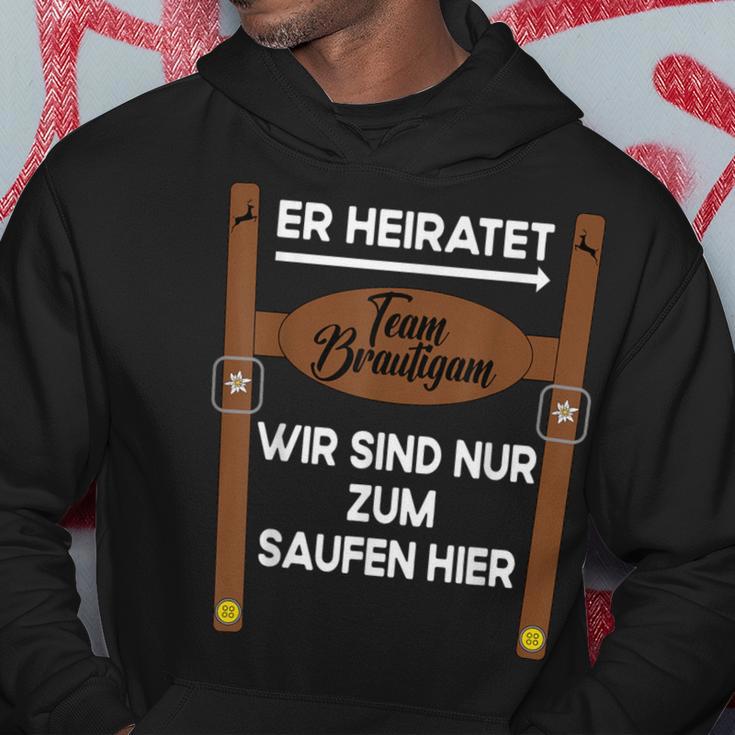 With Team Bridetigam Her Heiratet In Tracht Poltern Jga Kapuzenpullover Lustige Geschenke