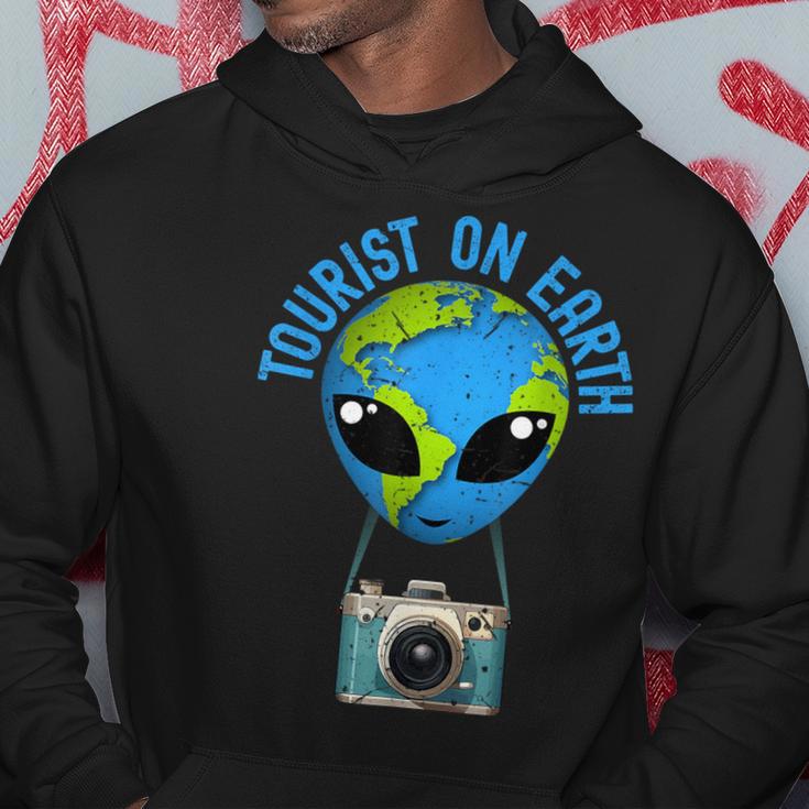 TouristDer Tourist On Earth Alien Earth Day Bevorzugt Den Tag Der Erde Kapuzenpullover Lustige Geschenke