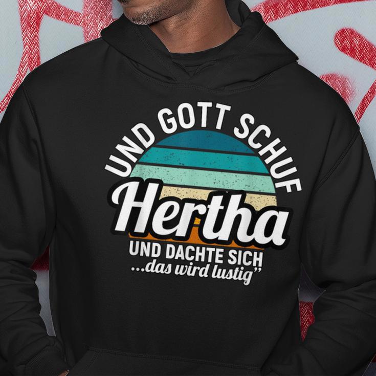 Und Gott Schuf Hertha Und Dachte Sich Das Wird German Langu Kapuzenpullover Lustige Geschenke