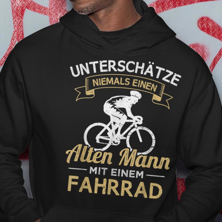 Underschatz Niemals Einen Old Mann Mit Einem Cycling Kapuzenpullover Lustige Geschenke