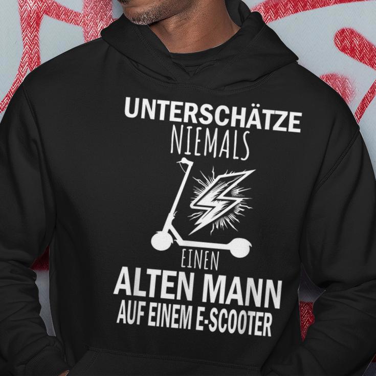 Unterschätze Niemals Einen Alten Mann Auf Einem E-Scooter Kapuzenpullover Lustige Geschenke