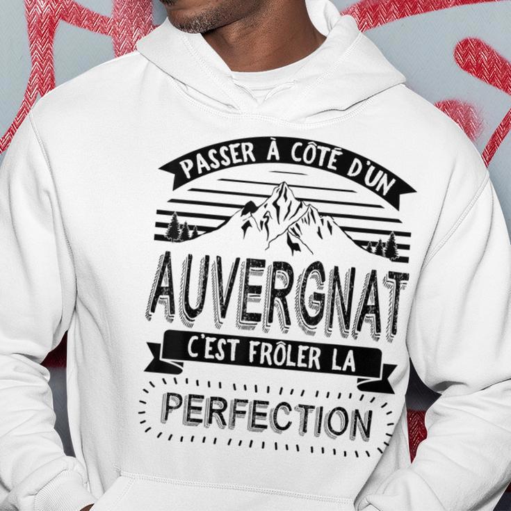 Sweat à Capuche Humour Auvergnat – Motif « Passer à Côte D'Un Auvergnat C'Est Frôler La Perfection », Coupe Classique