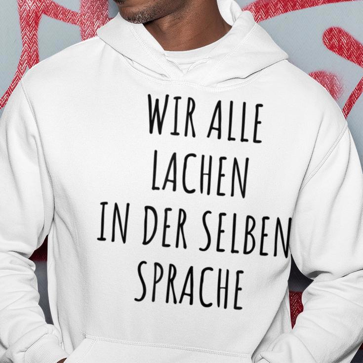 Wir Alle Lachen In Der Same Language Anti-Nazi Kapuzenpullover Lustige Geschenke