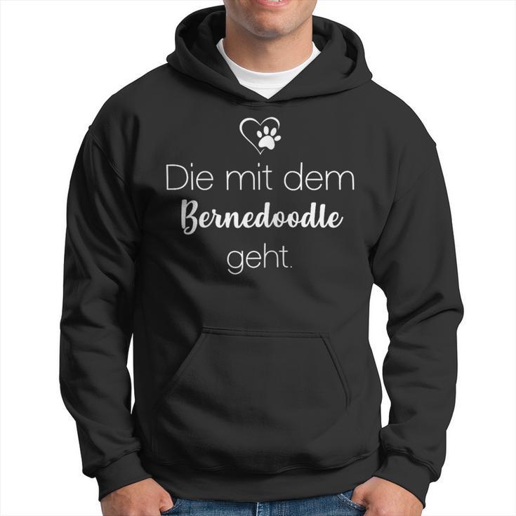 Die Mit Dem Bernedoodle Geht Kapuzenpullover