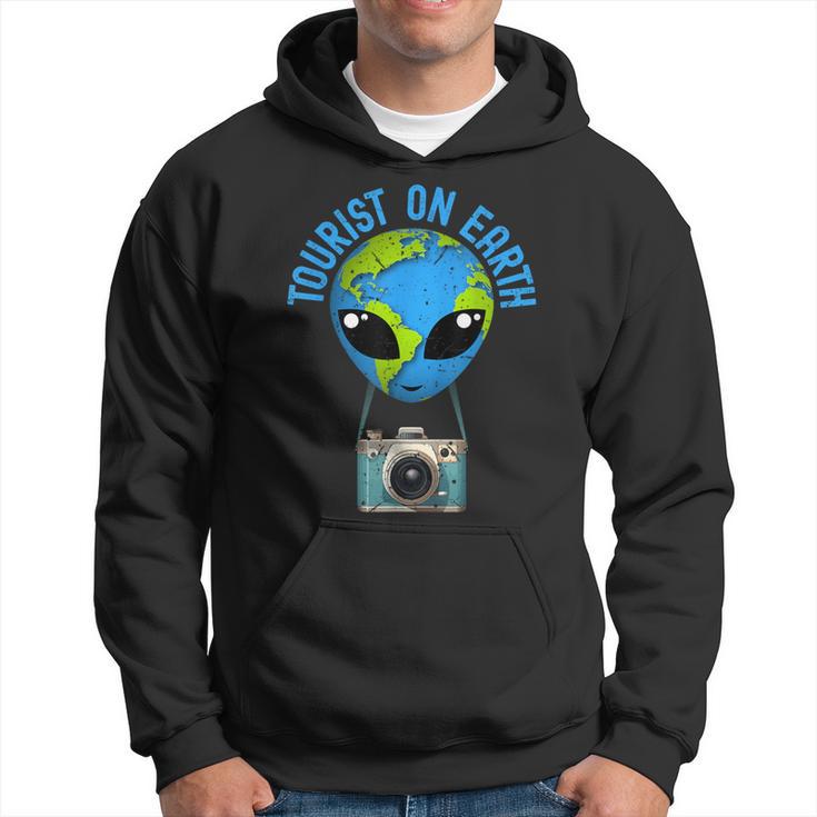 TouristDer Tourist On Earth Alien Earth Day Bevorzugt Den Tag Der Erde Kapuzenpullover