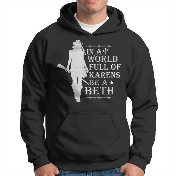 In A World Full Of Karens Be A Beth Kapuzenpullover