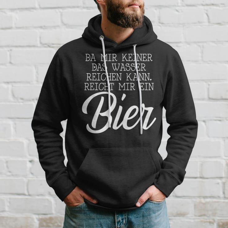 Da Mir Keiner Das Wasser Reichen Kann Reicht Mir Ein Bier Kapuzenpullover Geschenke für Ihn