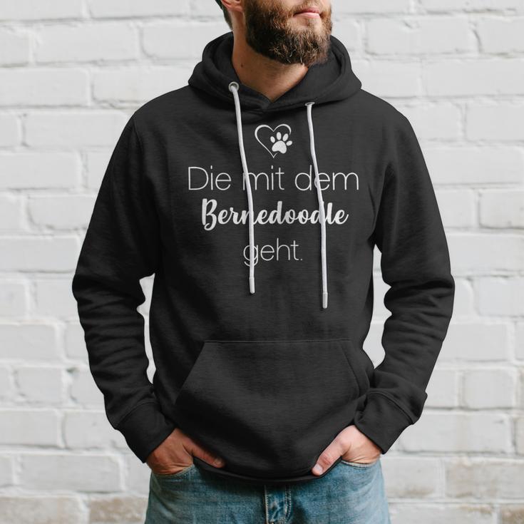 Die Mit Dem Bernedoodle Geht Kapuzenpullover Geschenke für Ihn