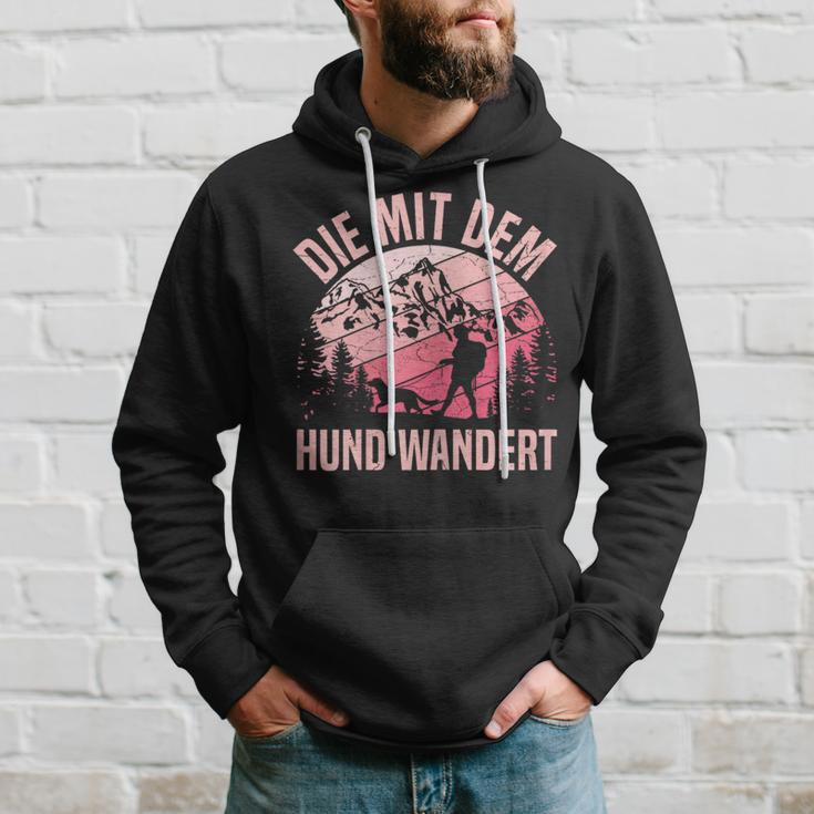 Die Mit Dem Hund Wandert Bergsteiger Berge Dog Lovers Kapuzenpullover Geschenke für Ihn