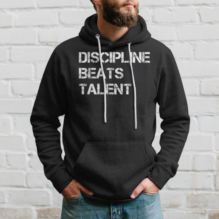 Discipline Beats Talent Kapuzenpullover Geschenke für Ihn