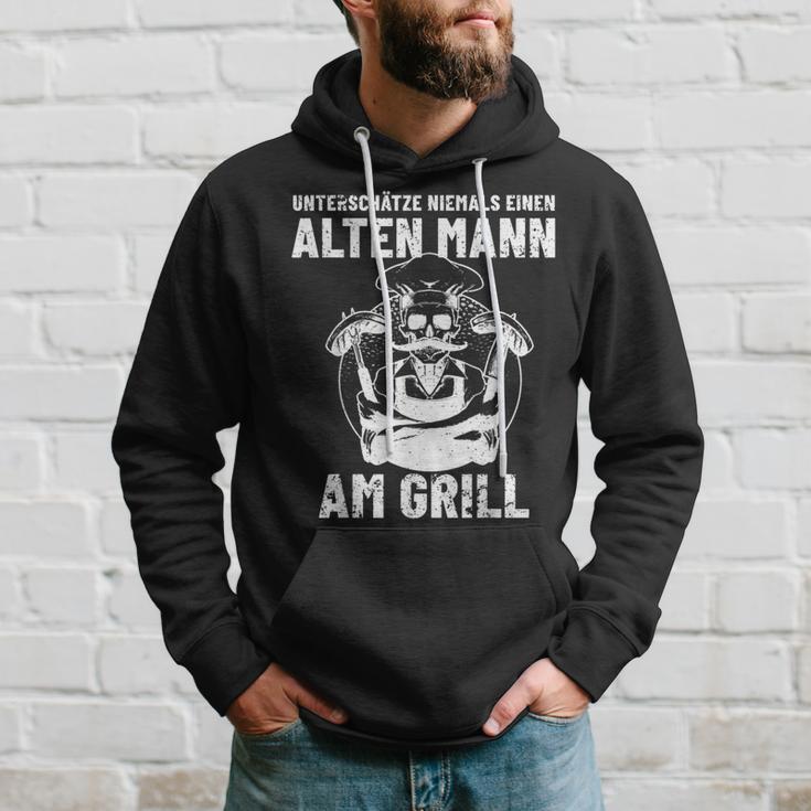 Grillen Unterschatze Niemal Ein Alten Mann Mit Grill S Kapuzenpullover Geschenke für Ihn