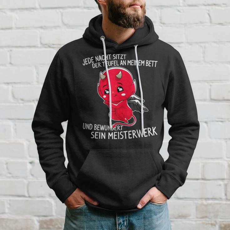 Jede Nacht Sitzt Der Teufel An Meinem Bett Slogan Kapuzenpullover Geschenke für Ihn