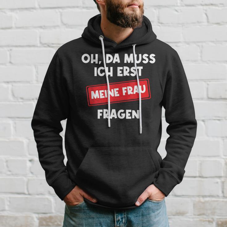 Lustiger Spruch Oh Da Muss Ich Erst Meine Frau Questions Kapuzenpullover Geschenke für Ihn