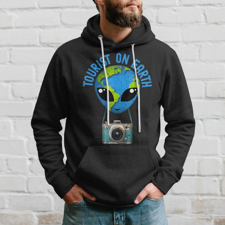 TouristDer Tourist On Earth Alien Earth Day Bevorzugt Den Tag Der Erde Kapuzenpullover Geschenke für Ihn