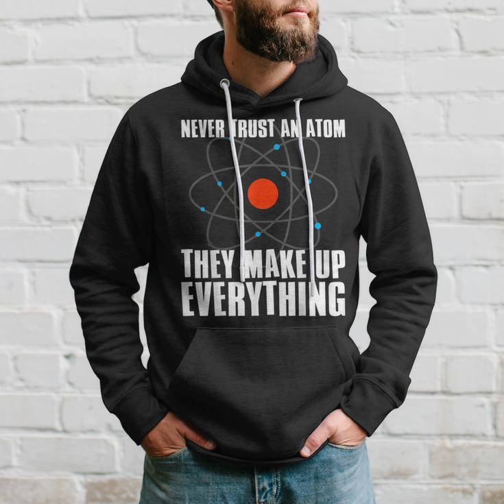 Traue Niemals Einem Atom Sie Erfinden Alles Science Kapuzenpullover Geschenke für Ihn